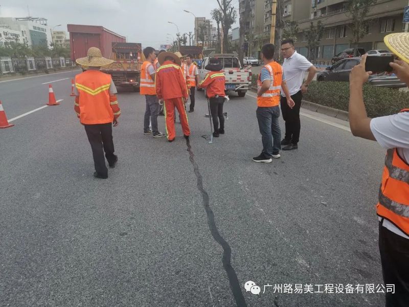 網(wǎng)裂貼與無(wú)胎基裂縫貼現(xiàn)場(chǎng)演示